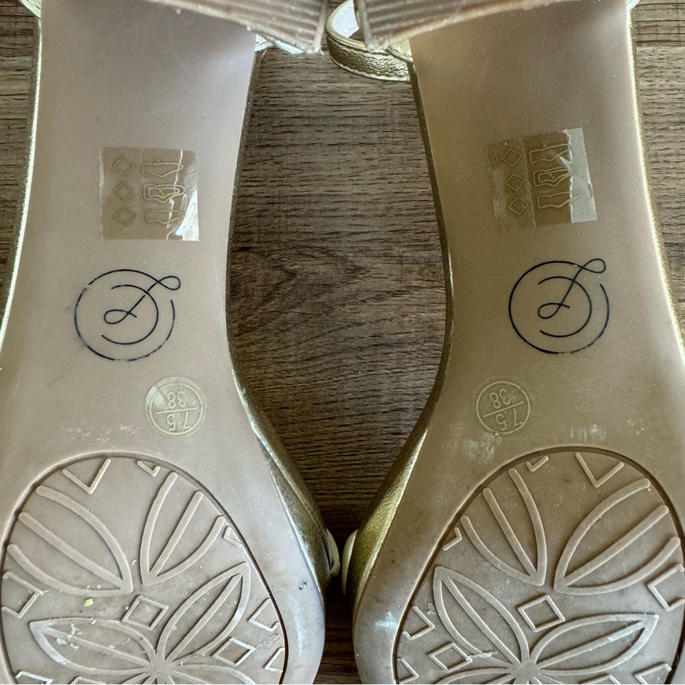 Chinese Laundry- Women’s Teri New Metallic Heeled Sandal in Gold size 7.5 - Picture 11 of 12